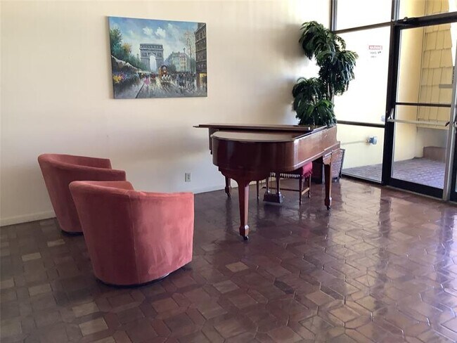 Building Photo - 8220 Sunrise Lakes Blvd