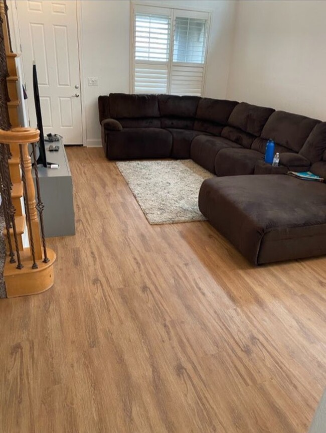 Building Photo - Spacious 5-bedroom, 3-bathroom single-fami...