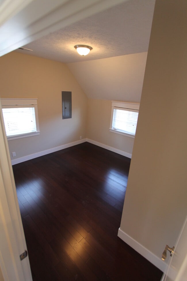 Building Photo - Luxury Finishes - Top-Floor Duplex Unit -- Mid-Town with a View