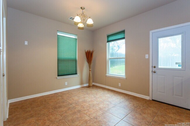 Building Photo - Spacious Stone Oak Beauty