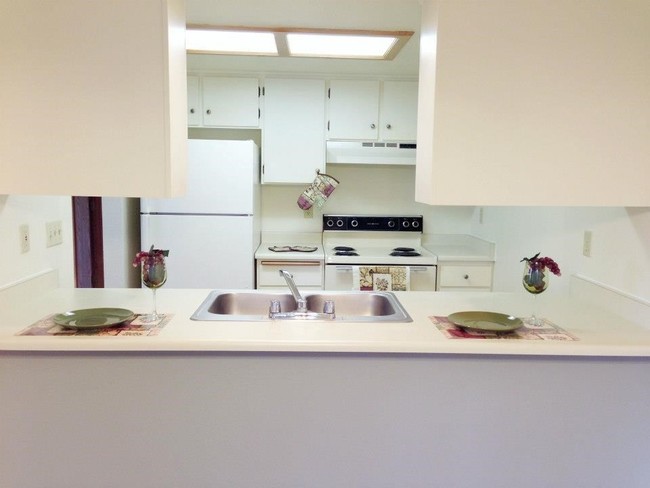 Kitchen - Poplar Village Apartments