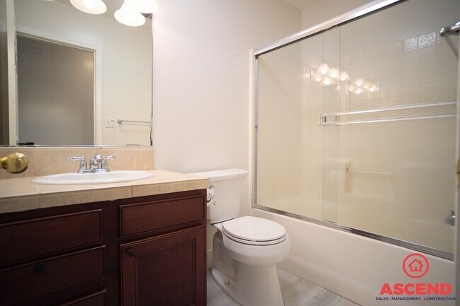 Building Photo - Lovely Home in Southwest Bakersfield!-SOLA...