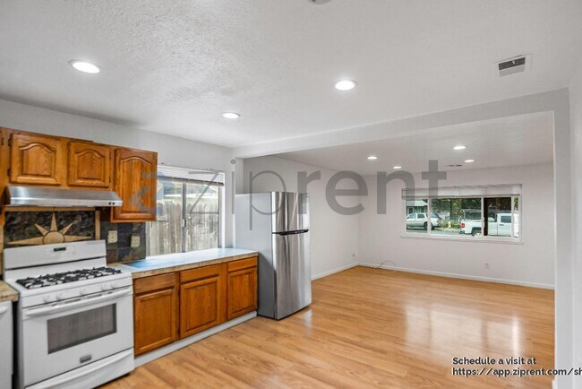 Building Photo - 909 N Estates Dr