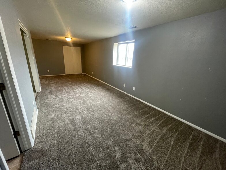 Building Photo - 822 Badger Ln