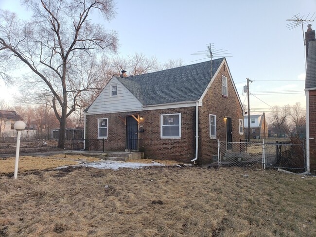 Building Photo - SPACIOUS HOME -  4 bedroom 2 bathroom - Se...