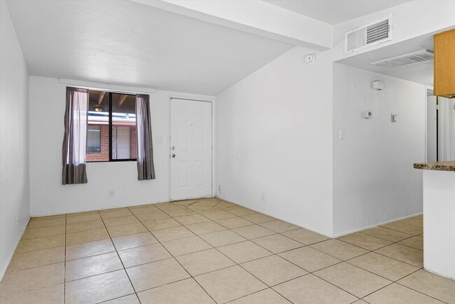 Building Photo - 1638 N Beverly Ave
