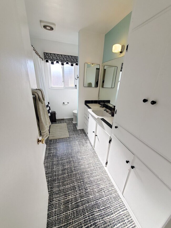 Building Photo - Updated 3 bed 2 bath near UPTOWN! Don't Miss out! Hardwood Floors!