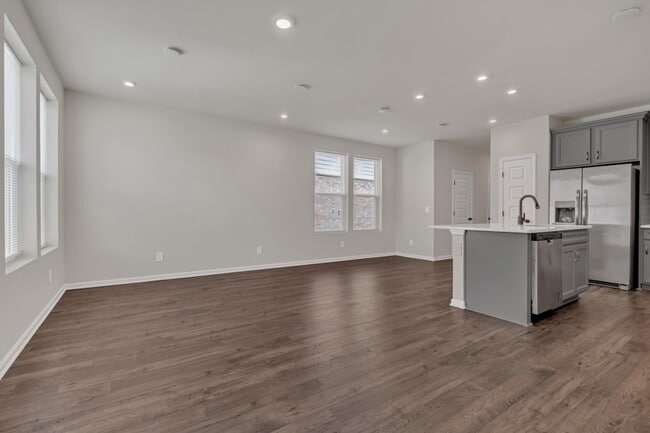 Building Photo - 5084 Dayflower Dr