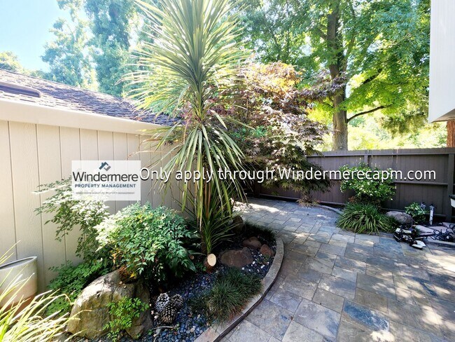 Building Photo - Gorgeous Campus Commons Home Available Now!