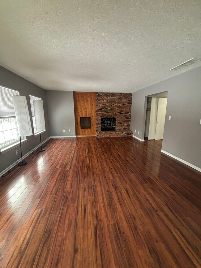 Building Photo - Beautifully maintained 3BR, 2BA Condominium