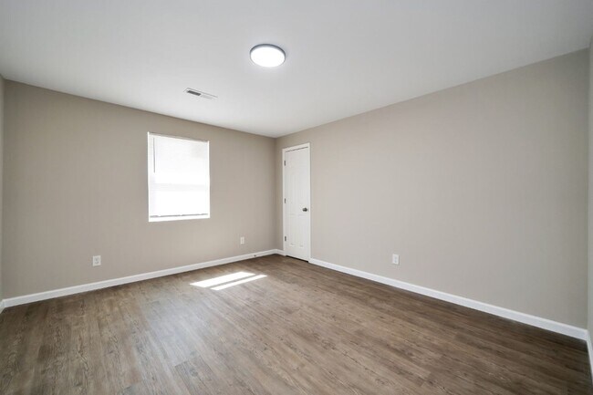 Building Photo - Move in Promo- $300 off First Month's Rent! Renovated 3BR Gem in Dora!