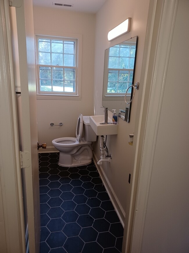 Building Photo - 611 Poplar St