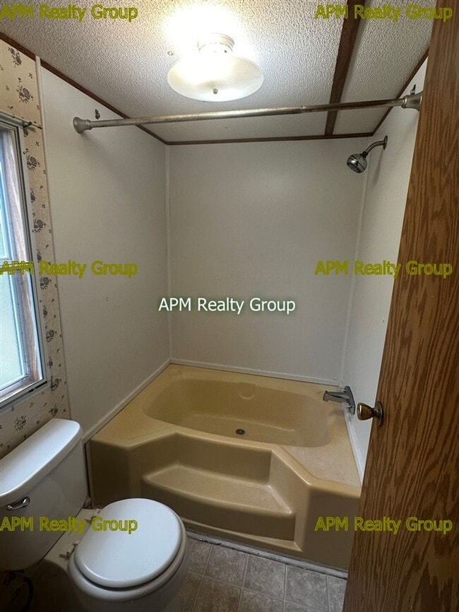 Building Photo - Private Country Feel Close to Downtown