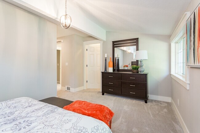 Building Photo - Gorgeous Lake Oswego Remodeled Cottage