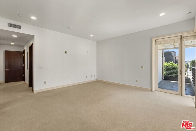Building Photo - 447 N Doheny Dr