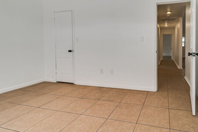 Building Photo - Great Freshly updated 3 bed 2 bath!