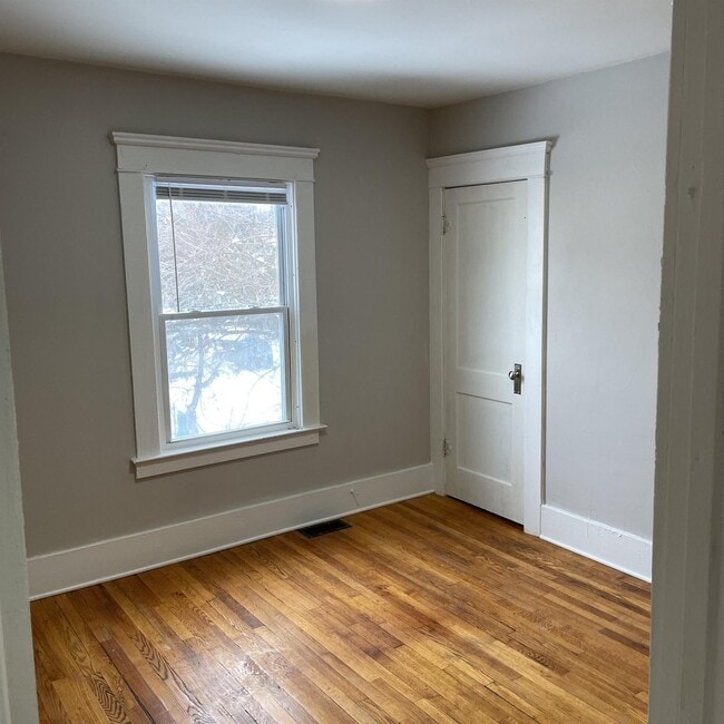 Building Photo - 331 W Ostrander Ave