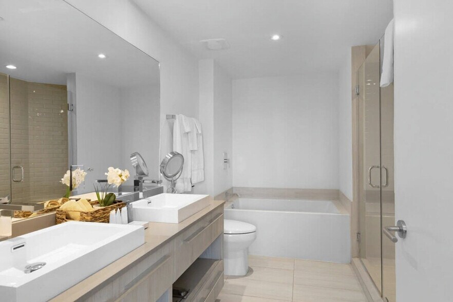 Building Photo - 4010 S Ocean Dr