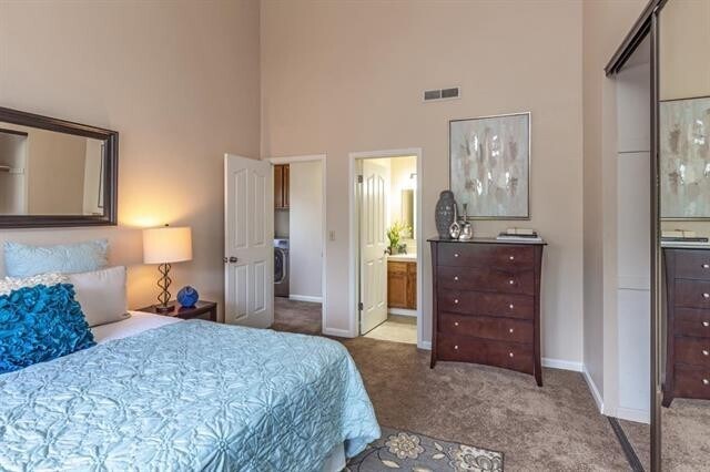 Building Photo - End unit in quiet Campbell location!