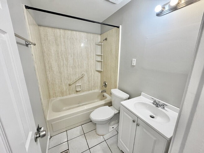 Building Photo - 784 Western Park Dr