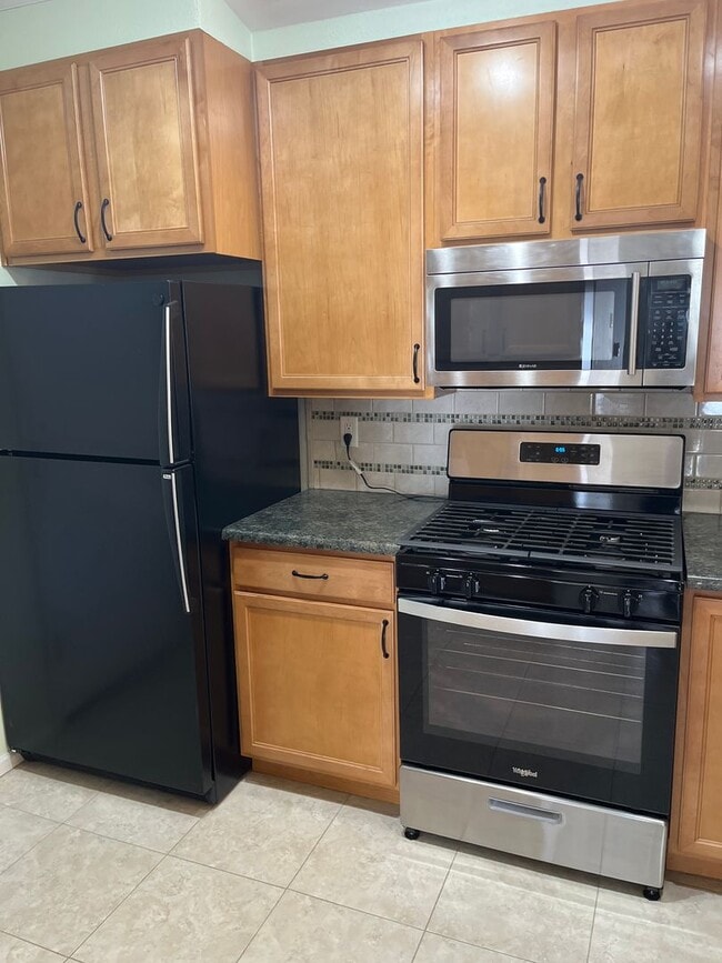 Building Photo - CUTE 2 BED/2 BATH COTTAGE WITH PRIVATE BACKYARD DECK BY GARDEN ACRES PARK