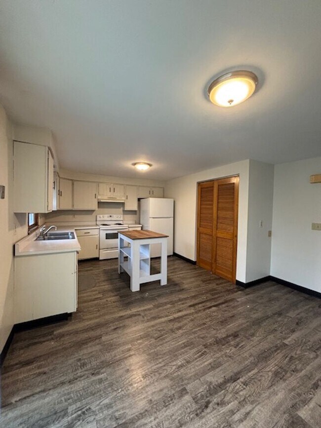 Building Photo - 6463 Wells Dr