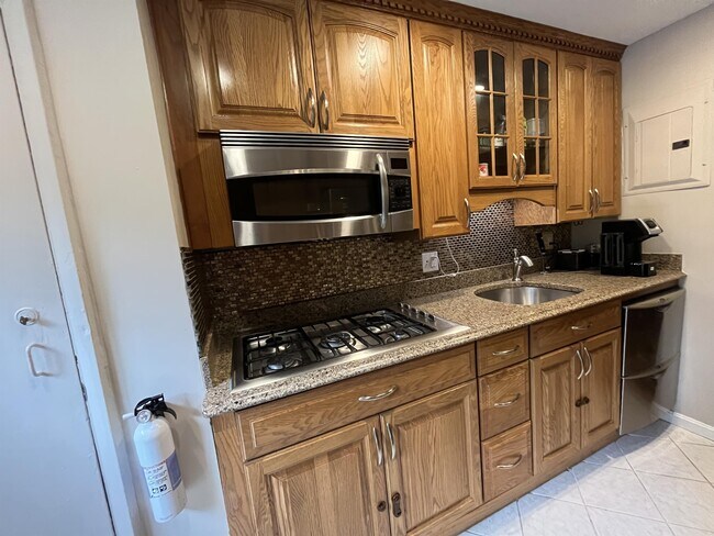 Building Photo - 5614 Bloomfield Dr