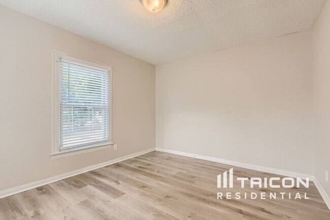 Building Photo - 909 Layton Way