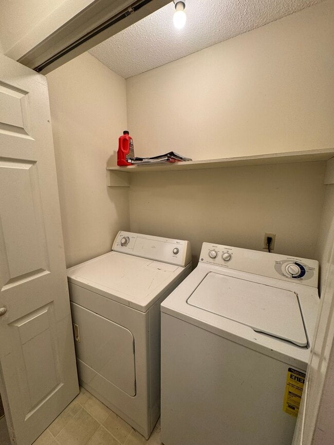 Building Photo - 201 Westbrooke Court #5 (Westbrooke Townhomes)