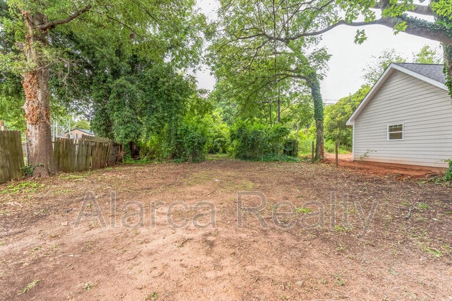 Building Photo - 2044 Camp Greene St