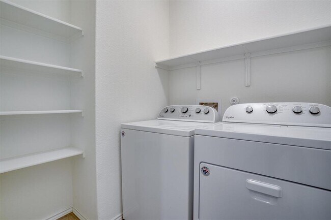 Building Photo - 217 La Dera Dr