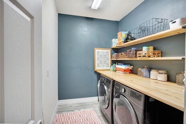 Building Photo - 3459 Current Ave