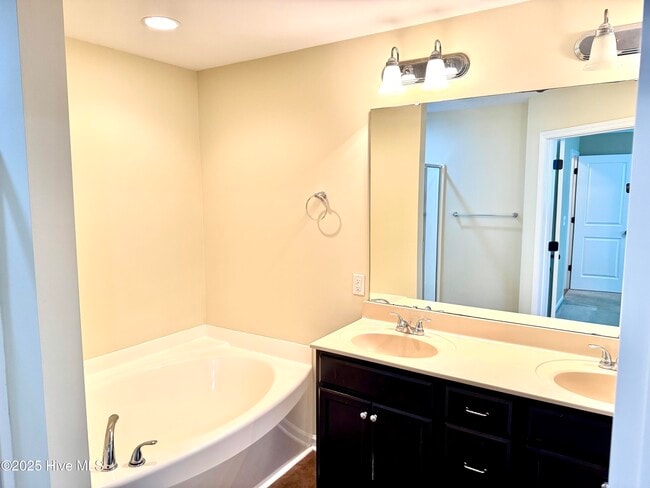 Building Photo - 3661 Thornbrook Dr