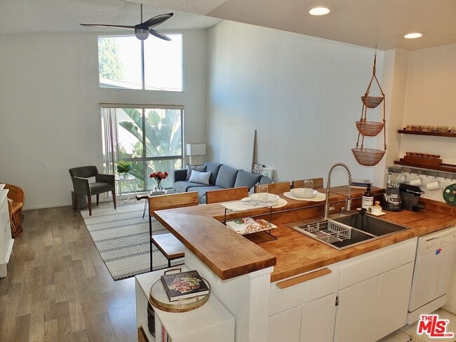 Primary Photo - 826 Coriander Dr