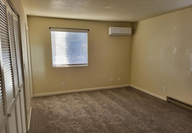 Building Photo - Cute Ranch Style 3 Bedroom, 2 Bath, On 4 A...