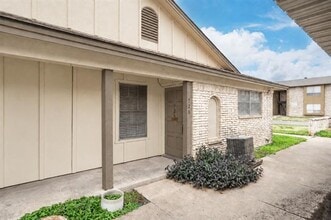 Building Photo - 726 E Pecan St