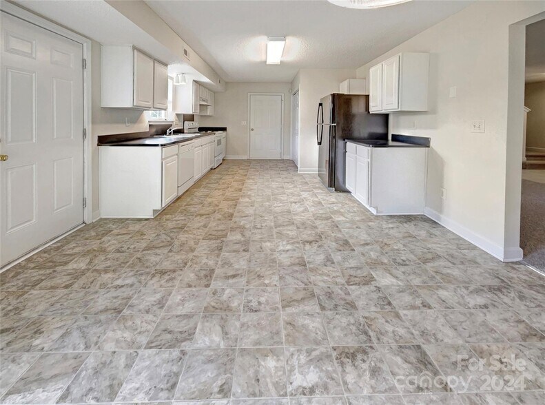 Bright and well equipped kitchen with stove, dishwasher and refrigerator. - 6903 Seney Dr