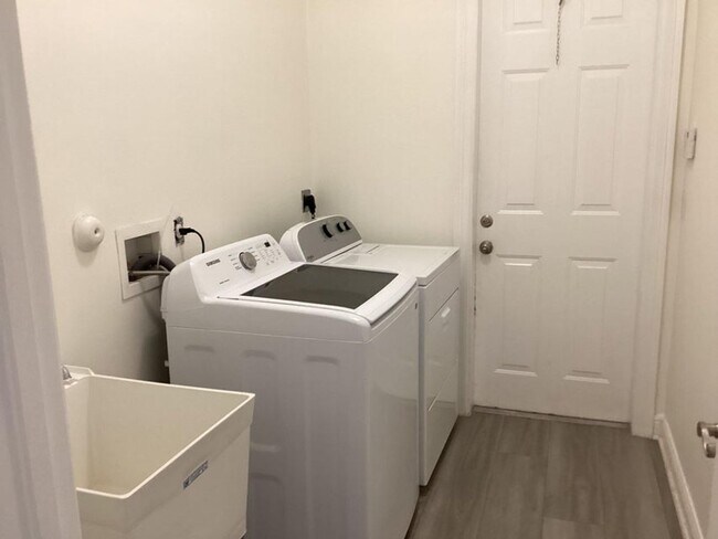 Building Photo - 17119 Alexander Run