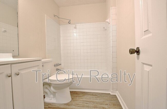 Building Photo - 220 Meadowbrook Ct