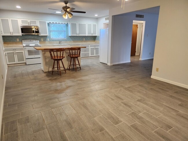 Building Photo - 613 Mimosa Dr