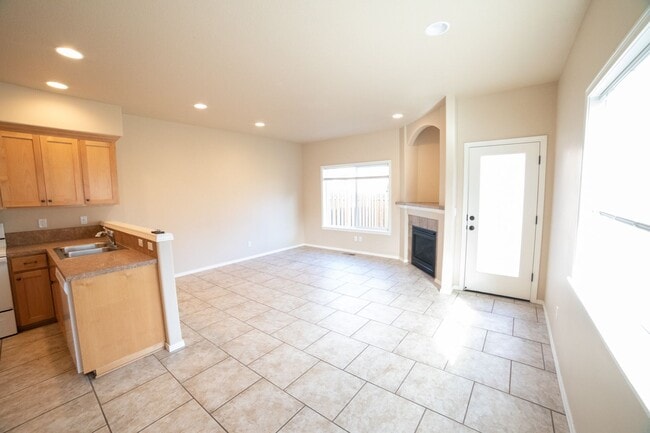 Building Photo - Newer Construction Townhome in Canby