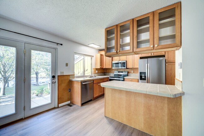 Building Photo - Live the Lake Lifestyle! 3-bedroom, 1.5-ba...