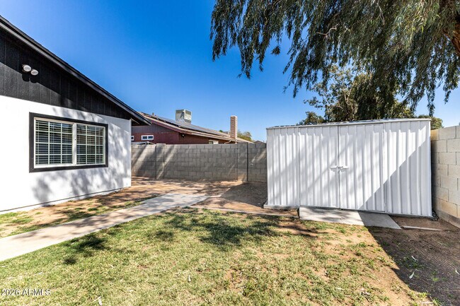 Building Photo - 7613 W Devonshire Ave