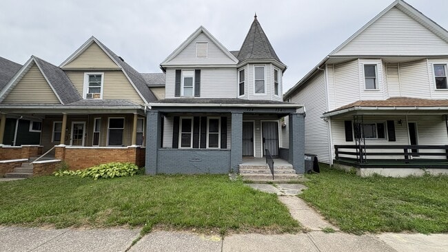 Building Photo - 734 Parker Ave