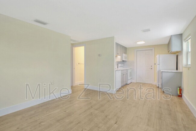 Building Photo - 3069 Woodside Ave