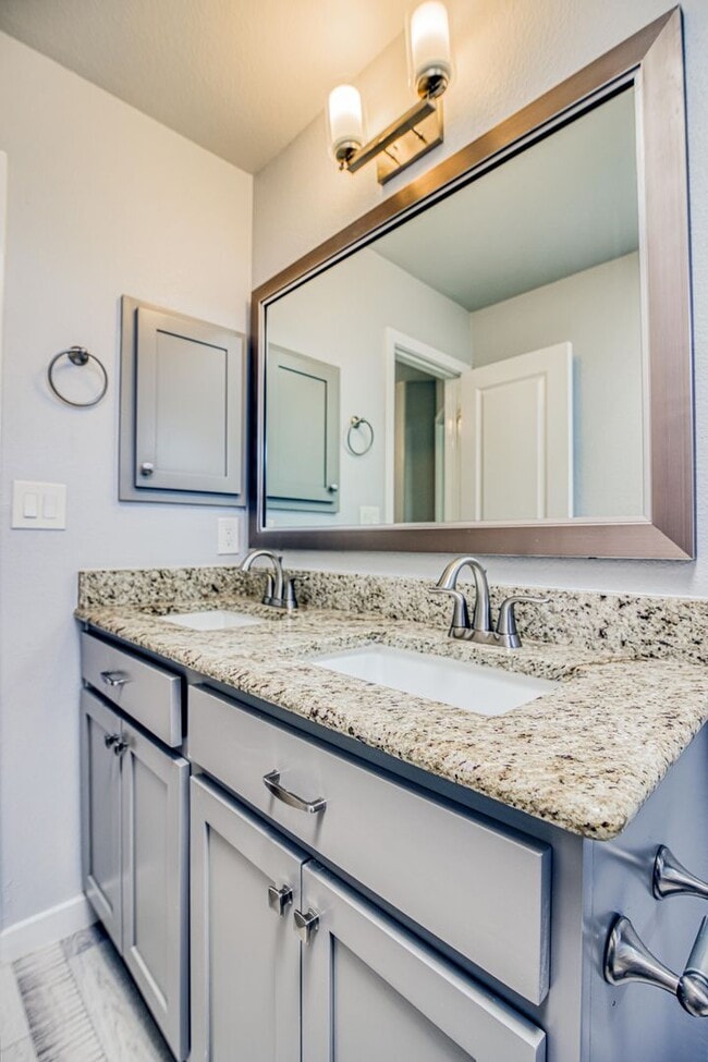 Building Photo - Beautiful 4 bed/2.5 baths in the desirable...