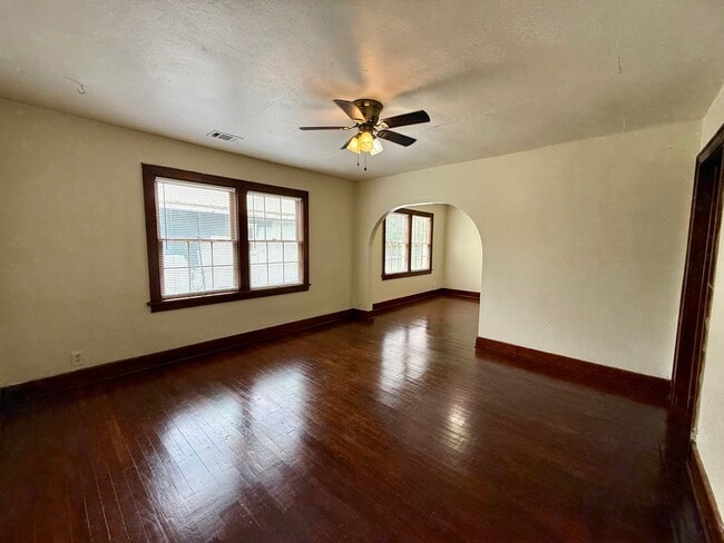 Building Photo - Welcome to this Beautiful Home in Downtown Paragould, AR!