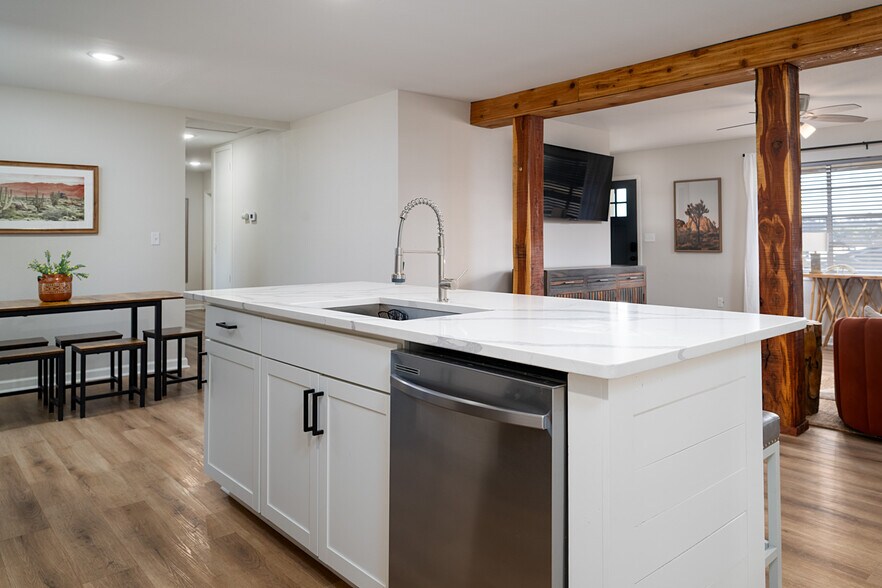 Building Photo - 1528 E Devine St