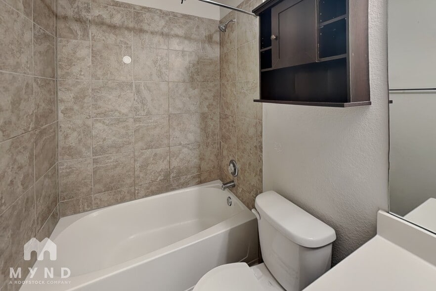 Building Photo - 717 Pinnacle Dr