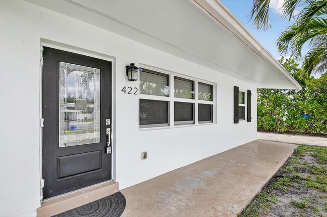 Building Photo - 422 W Ocean Ave